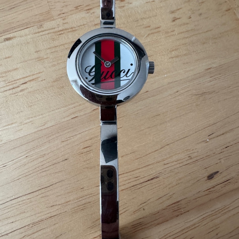 Gucci Silver Timepiece with Red and Green Accents - Picture 2 of 8